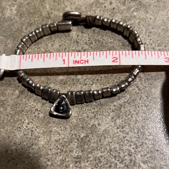 Uno de 50 bracelet. Leather clasp. Stone color looks blue. - Picture 4 of 6